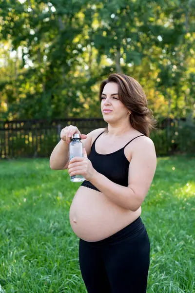 Gravid Kvinde Sportstøj Drikker Flaske Vand Efter Have Gjort Yoga - Stock-foto