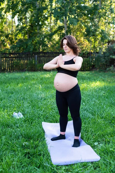 Embarazo Mujer Respirando Calmada Con Yoga Aire Libre Haciendo Ejercicio —  Fotos de Stock