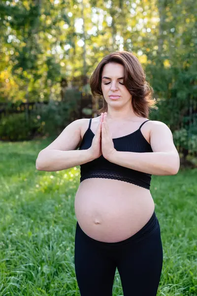 Graviditet Kvinna Andas Och Lugn Med Yoga Utomhus Gör Stretching — Stockfoto
