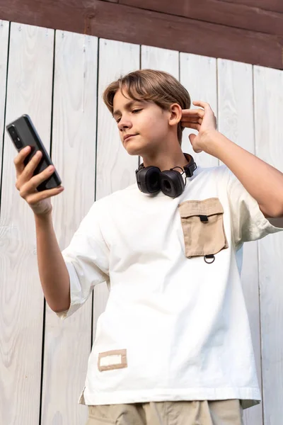 Tenåring Gutt Tar Selfie Hvit Tre Bakgrunn Utendørs Deling Sosiale – stockfoto