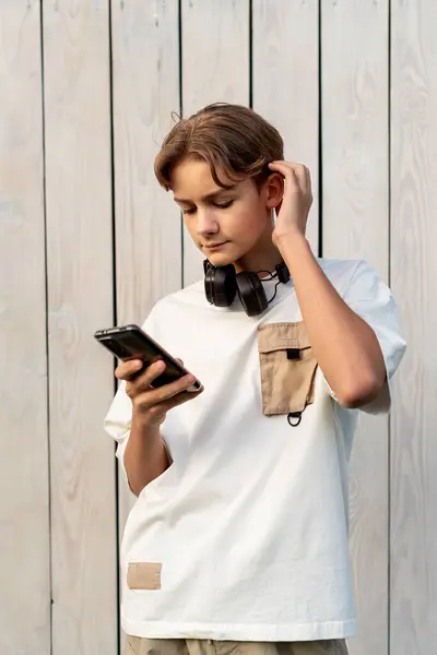 Tenåring Gutt Ser Smarttelefoner Prater Utendørs Snakker Skriver Telefon Leser – stockfoto