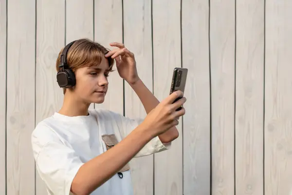 Teenager Dreng Tager Selfie Hvid Træ Baggrund Udendørs Deling Sociale - Stock-foto