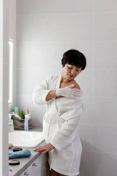 Mulher Meia Idade Étnica Branco Com Luva Banho Esfoliante Banheiro Fotos De Bancos De Imagens