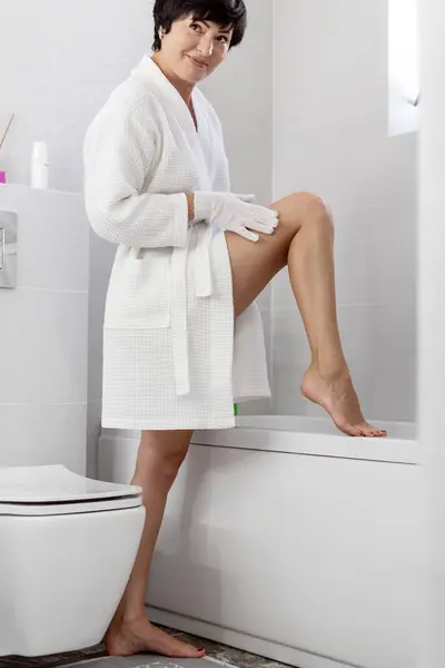 Mulher Meia Idade Étnica Branco Com Luva Banho Esfoliante Banheiro Fotos De Bancos De Imagens Sem Royalties