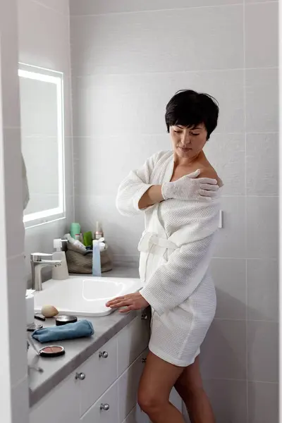 Mulher Meia Idade Étnica Branco Com Luva Banho Esfoliante Banheiro Fotos De Bancos De Imagens Sem Royalties