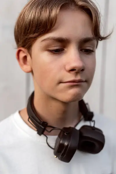 Retrato Menino Adolescente Com Fones Ouvido Livre Fundo Branco Madeira Imagens De Bancos De Imagens Sem Royalties