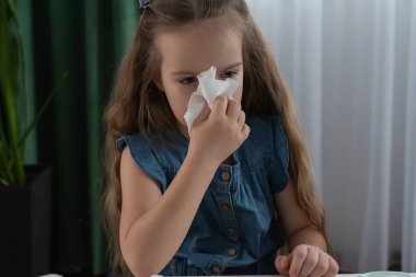 Genç beyaz kız ev ortamında alerji yüzünden hapşırıyor..