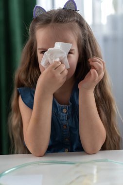 Kafkasyalı genç kız kedi kulaklığı takıp peçeteyle hapşırıyor..