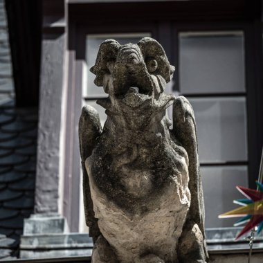 Nancy, Lorraine, Fransa 'daki sarayın çatısında ortaçağ taş heykelcikleri