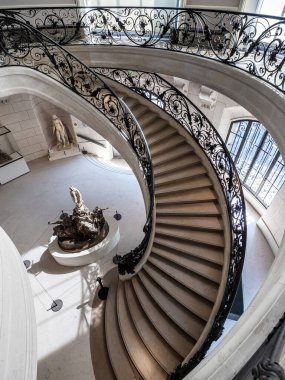 Paris 'te Art Nouveau tarzında çarpık bir merdiven. Müze Küçük Saray. Fransa Sanatı.
