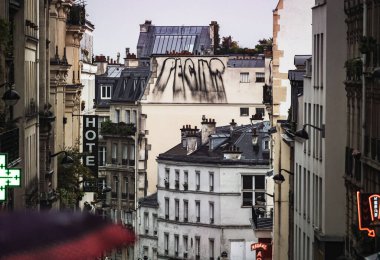 Yağmurlu Paris. Montmartre 'daki romantizm ve aşk atmosferi. Fransa