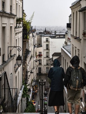 Yağmurlu Paris. Montmartre 'daki romantizm ve aşk atmosferi. Fransa