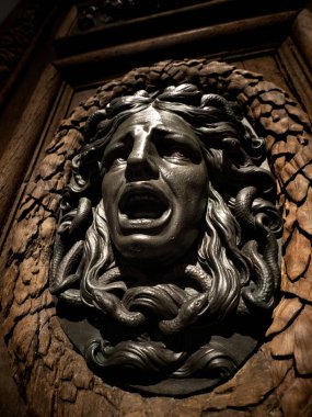Bronz levrek. Medusa Gorgon. Eski ahşap bir kapının süslemesi. Paris