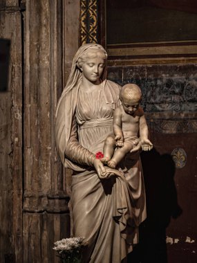 Paris 'teki kiliselerden birinde antik bir heykel. Antika sanat. Fransa.