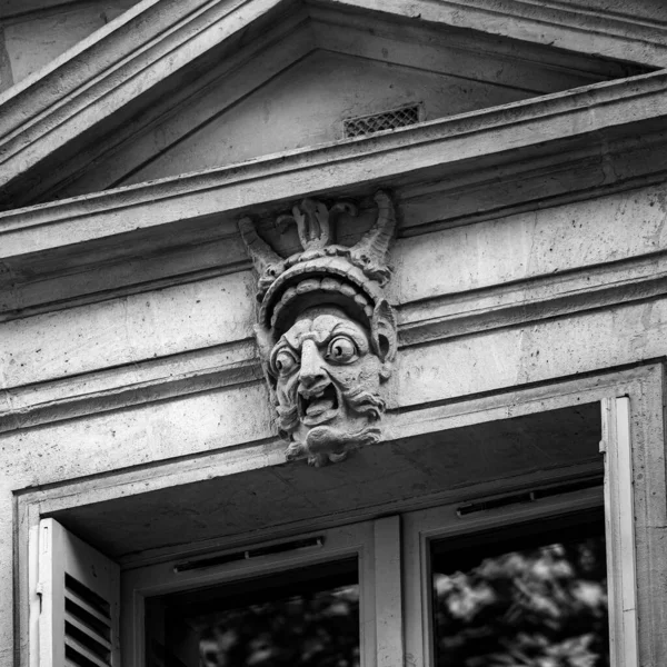 雕塑浮雕浮雕 神秘的怪物 旧楼的窗户装饰 — 图库照片