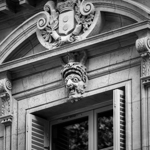 Скульптура Барельєфу Містичне Чудовисько Віконний Декор Старої Будівлі Париж — стокове фото