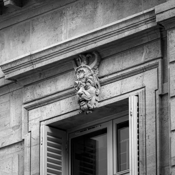 Baixo Relevo Escultura Monstro Místico Decoração Janelas Edifício Antigo Paris — Fotografia de Stock