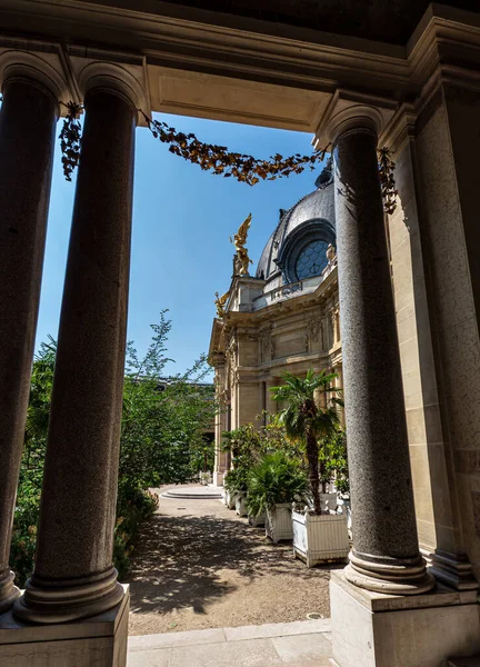 Görkemli Kraliyet Mimarisi Küçük Saray Avlusunda Bir Yaz Bahçesi Paris — Stok fotoğraf