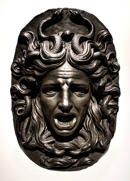 Baixo Relevo Bronze Medusa Gorgon Decoração Uma Velha Porta Madeira — Fotografia de Stock