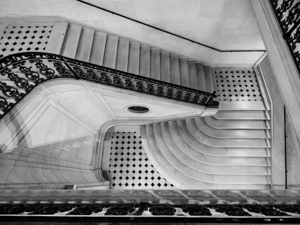Gyönyörű Lépcsőház Egy Régi Párizsi Kastélyban Egy Letűnt Korszak Fényűzése — Stock Fotó