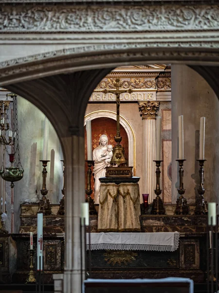 조각은 파리의 교회에 있었습니다 고대의 프랑스 — 스톡 사진