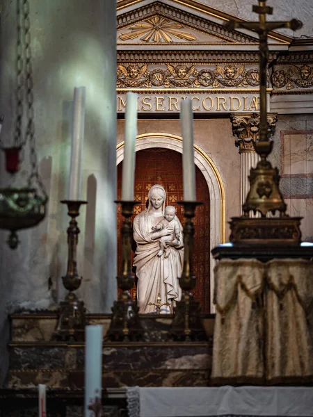 조각은 파리의 교회에 있었습니다 고대의 프랑스 — 스톡 사진