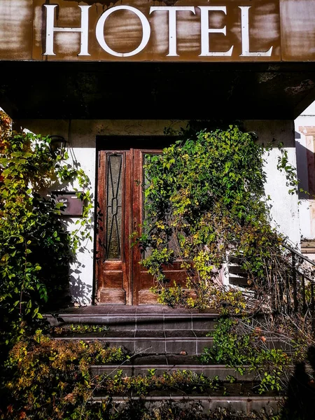 Abandoned Hotel Outskirts City Door Overgrown Ivy Strasbourg — Stock Photo, Image