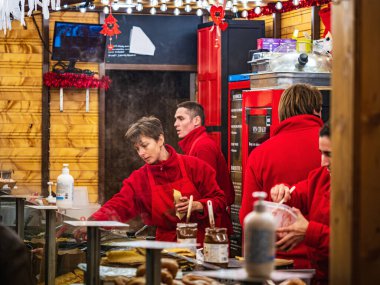 Strazburg sokaklarında Noel süsleri, Noel 'in başkenti. Noel pazarı. Fransa.
