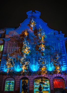 Strazburg sokaklarında Noel süsleri, Noel 'in başkenti. Noel pazarı. Fransa.