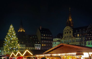 Strazburg sokaklarında Noel süsleri, Noel 'in başkenti. Noel pazarı. Fransa.