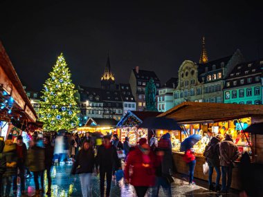 Strazburg sokaklarında Noel süsleri, Noel 'in başkenti. Noel pazarı. Fransa.