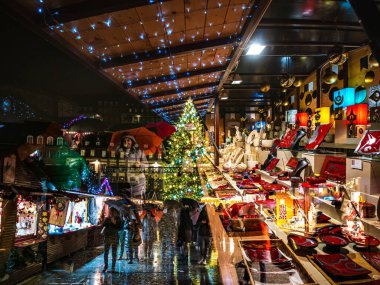 Strazburg sokaklarında Noel süsleri, Noel 'in başkenti. Noel pazarı. Fransa.