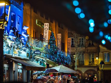 Strazburg sokaklarında Noel süsleri, Noel 'in başkenti. Noel pazarı. Fransa.