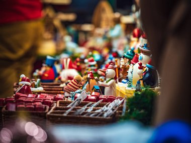 Strazburg sokaklarında Noel süsleri, Noel 'in başkenti. Noel pazarı. Fransa.