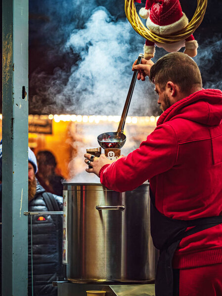 Рождественские украшения на улицах Страсбурга, столицы Рождества. Рождественский рынок. Франция.