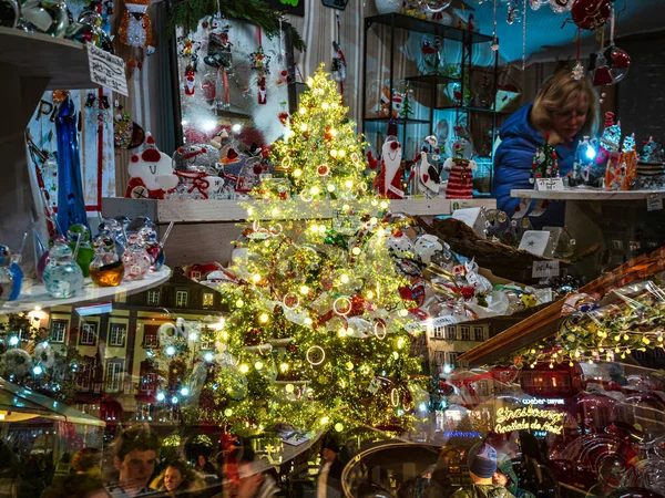 圣诞节装饰在首都斯特拉斯堡的街道上 圣诞市场 — 图库照片