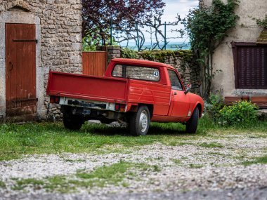 Burgundy 'deki ortaçağ şehri Chateauneuf. Kocaman eski bir şatonun etrafında büyüyen samimi, sevimli bir kasaba. Kontrastlı akşam ışığı, fırtınalı gökyüzü ve güneş. Fransa