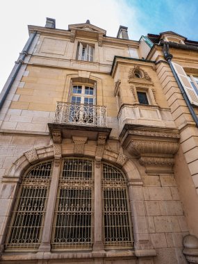 Muhteşem manzara, Burgundy 'deki Ortaçağ şehri Beaune' nin boş sokakları. Fırtınalı gökyüzü, evlerin yapıldığı beyaz taşla zıtlığı vurguluyor. Sıcak, şirin bir kasaba. Fransa 'da turizm.