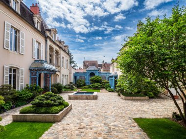 Muhteşem manzara, Burgundy 'deki Ortaçağ şehri Beaune' nin boş sokakları. Fırtınalı gökyüzü, evlerin yapıldığı beyaz taşla zıtlığı vurguluyor. Sıcak, şirin bir kasaba. Fransa 'da turizm.