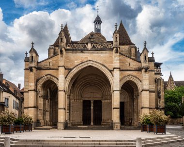 Muhteşem manzara, Burgundy 'deki Ortaçağ şehri Beaune' nin boş sokakları. Fırtınalı gökyüzü, evlerin yapıldığı beyaz taşla zıtlığı vurguluyor. Sıcak, şirin bir kasaba. Fransa 'da turizm.