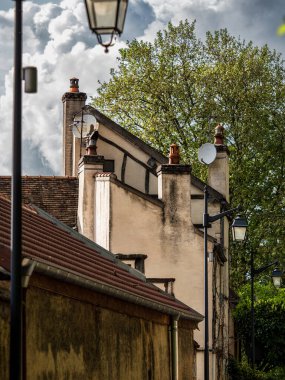 Muhteşem manzara, Burgundy 'deki Ortaçağ şehri Beaune' nin boş sokakları. Fırtınalı gökyüzü, evlerin yapıldığı beyaz taşla zıtlığı vurguluyor. Sıcak, şirin bir kasaba. Fransa 'da turizm.