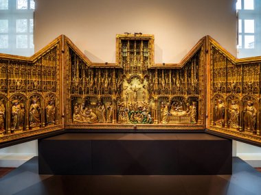 Oyma ahşap ve yaldızlı sunak. Dijon Sanat Müzesi. Ortaçağ ustalarının muhteşem itinalı çalışmaları. Fransa