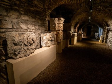 Burgundy 'nin başkenti Dijon' un merkezinde bir ortaçağ manastırındaki Arkeoloji Müzesi. Manastırın eski taş mahzenleri. Fransa