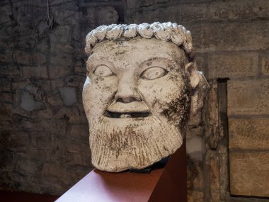 Burgundy 'nin başkenti Dijon' un merkezinde bir ortaçağ manastırındaki Arkeoloji Müzesi. Manastırın eski taş mahzenleri. Fransa