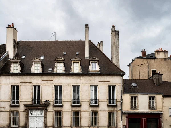 부르고뉴의 수도인 마을의 아늑하고 귀여운 프랑스 — 스톡 사진