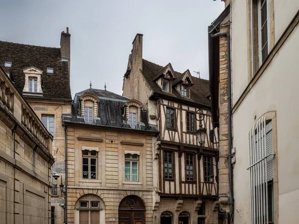 부르고뉴의 수도인 마을의 아늑하고 귀여운 프랑스 — 스톡 사진