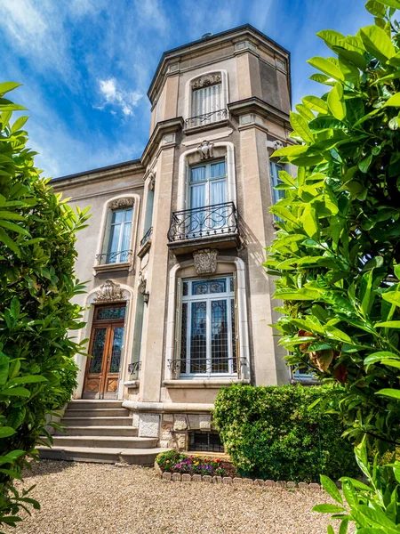 ブルゴーニュの中世都市ボーヌの壮大な景色 空の通り 嵐の空は 家が建てられている白い石とのコントラストを強調しています 居心地の良いかわいい町 フランス観光 — ストック写真