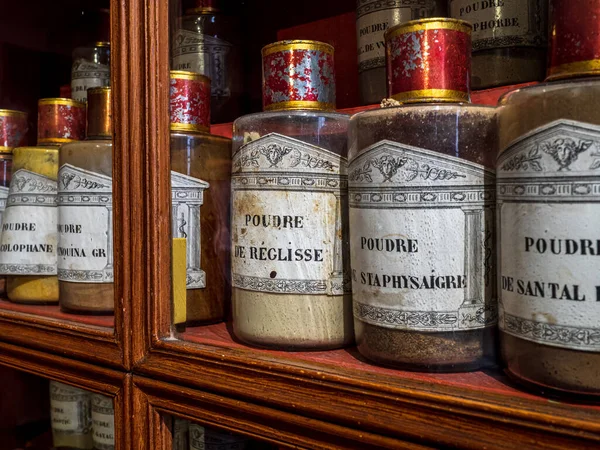 古い薬局だ 麻薬銀行だ 中世の病気の治療のためのアルニカ スタフィサグリアおよび他の薬 ホメオパシー ボーヌ ブルゴーニュ フランス — ストック写真