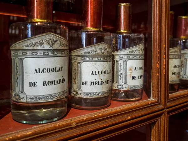 古い薬局だ 麻薬銀行だ 中世の病気の治療のためのアルニカ スタフィサグリアおよび他の薬 ホメオパシー ボーヌ ブルゴーニュ フランス — ストック写真