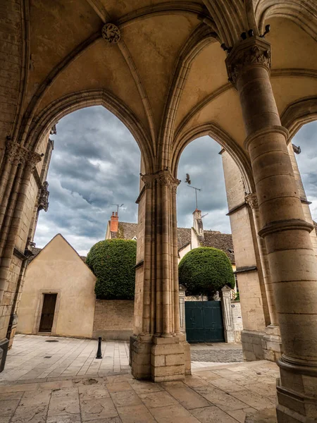 Nádherný Výhled Prázdné Ulice Středověkého Města Beaune Burgundsku Bouřlivá Obloha — Stock fotografie